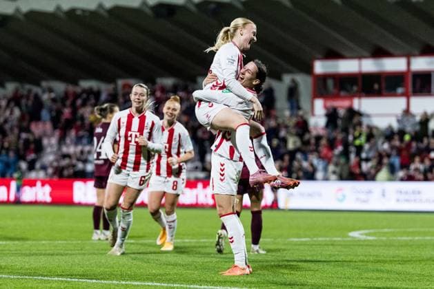 Jubel zum 3:0 durch Sara Agrez (1. FC Köln, 4), Tor, Torjubel mit Anna Gerhardt (1. FC Köln, 21) Google Pixel Frauen-Bundesliga, 1. FC Köln - 1. FC Nürnberg, Köln, Franz-Kremer-Stadion am 31.10.2025 DFB REGULATIONS PROHIBIT ANY USE OF PHOTOGRAPHS AS IMAGE SEQUENCES AND OR QUASI-VIDEO. NRW Deutschland Copyright: xBEAUTIFULxSPORTS Wunderlx