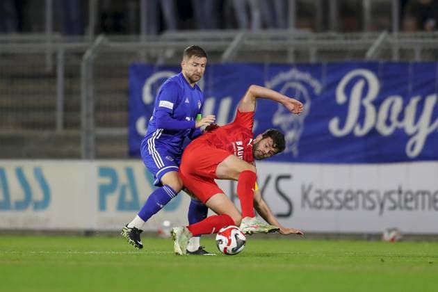 31.10.2025, xjcx, Herren, Fussball, Saison 2025 2026, Regionalliga Bayern, 16. Spieltag: SV Viktoria Aschaffenburg - TSV Buchbach Benjamin Baier ( 10, SV Viktoria Aschaffenburg) und Sammy Ammari ( 9, TSV Buchbach) Aschaffenburg Stadion am Schoenbusch Bayern Deutschland