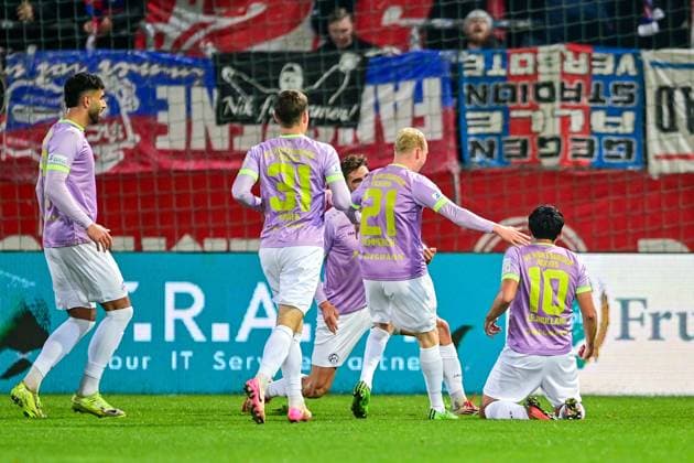 Wuerzburger Spieler mit Torjubel, Jubel, Torjubel, Torerfolg, celebrate the goal, goal, celebration, Jubel ueber das Tor zum 0:1 durch Eroll Zejnullahu (Wuerzburg, 10) (1.v.re.) , optimistisch, Action, Aktion, 31.10.2025, Unterhaching (Deutschland), Fussball, Regionalliga Bayern, SpVgg Unterhaching - FC Würzburger Kickers