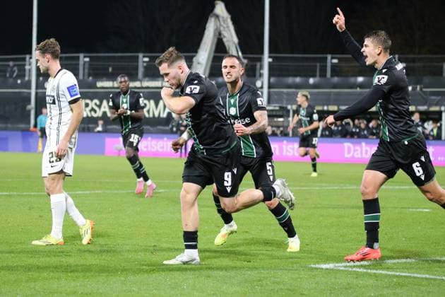 31.10.2025, xmohx, Fussball 2.Bundesliga, SV Elversberg - Hannover 96 v.l. Torjubel bei Benjamin Källmann (Hannover 96) nach dem Eigentor zum 1:1 (DFL DFB REGULATIONS PROHIBIT ANY USE OF PHOTOGRAPHS as IMAGE SEQUENCES and or QUASI-VIDEO) Elversberg