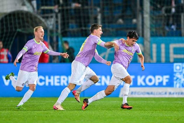 Wuerzburger Spieler mit Torjubel, Jubel, Torjubel, Torerfolg, celebrate the goal, goal, celebration, Jubel ueber das Tor zum 0:1 durch Eroll Zejnullahu (Wuerzburg, 10) (1.v.re.) , optimistisch, Action, Aktion, 31.10.2025, Unterhaching (Deutschland), Fussball, Regionalliga Bayern, SpVgg Unterhaching - FC Würzburger Kickers