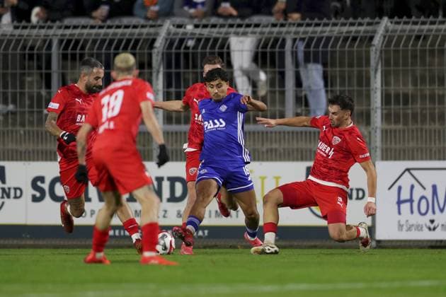 31.10.2025, xjcx, Herren, Fussball, Saison 2025 2026, Regionalliga Bayern, 16. Spieltag: SV Viktoria Aschaffenburg - TSV Buchbach Nino Cassaniti ( 18, SV Viktoria Aschaffenburg) im Duell mit Kevin Hingerl ( 7, TSV Buchbach), Tobias Stoßberger ( 11, TSV Buchbach), Samed Bahar ( 8, TSV Buchbach) Aschaffenburg Stadion am Schoenbusch Bayern Deutschland