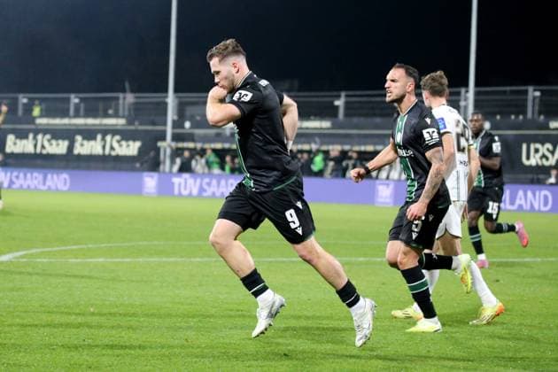 31.10.2025, xmohx, Fussball 2.Bundesliga, SV Elversberg - Hannover 96 v.l. Torjubel bei Benjamin Källmann (Hannover 96) nach dem Eigentor zum 1:1 (DFL DFB REGULATIONS PROHIBIT ANY USE OF PHOTOGRAPHS as IMAGE SEQUENCES and or QUASI-VIDEO) Elversberg