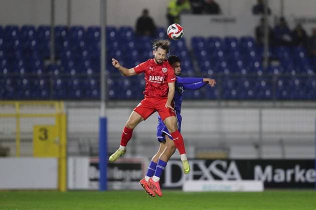 31.10.2025, xjcx, Herren, Fussball, Saison 2025 2026, Regionalliga Bayern, 16. Spieltag: SV Viktoria Aschaffenburg - TSV Buchbach Tobias Heiland ( 10, TSV Buchbach) und Younes Azahaf ( 30, SV Viktoria Aschaffenburg) Aschaffenburg Stadion am Schoenbusch Bayern Deutschland