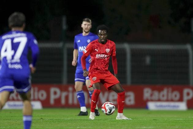 31.10.2025, xjcx, Herren, Fussball, Saison 2025 2026, Regionalliga Bayern, 16. Spieltag: SV Viktoria Aschaffenburg - TSV Buchbach Daniel Muteba ( 23, TSV Buchbach) Aschaffenburg Stadion am Schoenbusch Bayern Deutschland