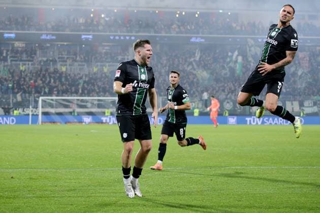 31.10.2025, xmohx, Fussball 2.Bundesliga, SV Elversberg - Hannover 96 v.l. Torjubel bei Benjamin Källmann (Hannover 96) und Virgil Ghita (Hannover 96) nach dem Eigentor zum 1:1 (DFL DFB REGULATIONS PROHIBIT ANY USE OF PHOTOGRAPHS as IMAGE SEQUENCES and or QUASI-VIDEO) Elversberg