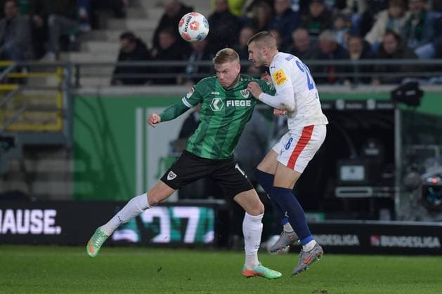 Fußball 2. Bundesliga 11. Spieltag SC Preußen Münster - Holstein Kiel am 31.10.2025 im LVM-Preußenstadion in Münster Lars Lokotsch ( Münster ), links - David Zec ( Kiel ), rechts DFL regulations prohibit any use of photographs as image sequences and or quasi-video.