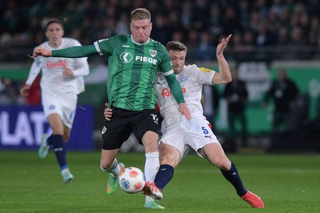 Fußball 2. Bundesliga 11. Spieltag SC Preußen Münster - Holstein Kiel am 31.10.2025 im LVM-Preußenstadion in Münster Lars Lokotsch ( Münster ), links - Carl Johansson ( Kiel ), rechts DFL regulations prohibit any use of photographs as image sequences and or quasi-video.