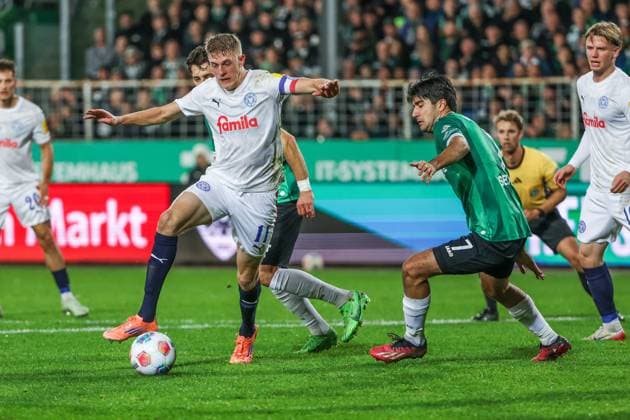 31.10.2025, 2. Bundesliga, 11. Spieltag, Preußen Münster - Holstein Kiel, v. l. Alexander Bernhardsson (Holstein Kiel), Batuhan Zidan Sertdemir (Preußen Münster) Münster Preußen Stadion NRW Deutschland xRHR-FOTO DEx Copyright: RHR-FOTOx RHR-FOTO DE