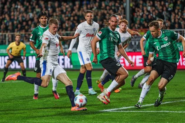 31.10.2025, 2. Bundesliga, 11. Spieltag, Preußen Münster - Holstein Kiel, v. l. Alexander Bernhardsson (Holstein Kiel), Batuhan Zidan Sertdemir (Preußen Münster) Münster Preußen Stadion NRW Deutschland xRHR-FOTO DEx Copyright: RHR-FOTOx RHR-FOTO DE