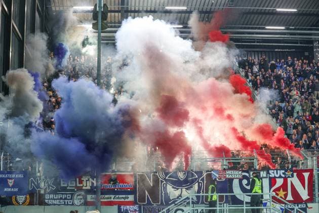 31.10.2025, 2. Bundesliga, 11. Spieltag, Preußen Münster - Holstein Kiel, Fans von Holstein Kiel zünden Pyrotechnik. Münster Preußen Stadion NRW Deutschland xRHR-FOTO DEx Copyright: RHR-FOTOx RHR-FOTO DE