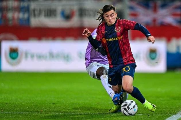 Mike Gevorgyan (Unterhaching, 10) Eliot Muteba (Wuerzburg, 37) im Zweikampf, Duell, duel, tackle, Dynamik, Action, Aktion, 31.10.2025, Unterhaching (Deutschland), Fussball, Regionalliga Bayern, SpVgg Unterhaching - FC Würzburger Kickers