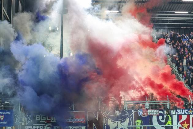 31.10.2025, 2. Bundesliga, 11. Spieltag, Preußen Münster - Holstein Kiel, Fans von Holstein Kiel zünden Pyrotechnik. Münster Preußen Stadion NRW Deutschland xRHR-FOTO DEx Copyright: RHR-FOTOx RHR-FOTO DE