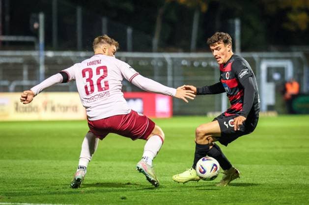 3. Liga: FC Viktoria Köln - FC Ingolstadt 04, 31.10.2025 Simon Lorenz (FC Ingolstadt 04, 32) gegen Leonhard Münst (Viktoria Köln, 5) ; Köln, 31.10.2025, 13. Spieltag der 3. Fußball-Liga, FC Viktoria Köln - FC Ingolstadt 04 im Sportpark Hoehenberg in Köln. Die DFL-Bestimmungen verbieten die Verwendung von Fotografien als Bildsequenzen und oder Quasi-Videos. Copyright: xBEAUTIFULxSPORTS LeahxKohringx