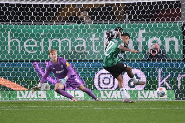 Oliver Batista Meier (Preußen Münster) verwandelt im 2. Versuch den Elfmeter zum 1:1 31.10.2025, Fussball 2. Bundesliga, Saison 2025 2026, 11. Spieltag, Preußen Münster - Holstein Kiel DFL regulations prohibit any use of photographs as image sequences and or quasi-video Muenster Preussenstadion Nordrhein Westfalen Deutschland
