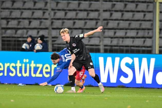GER, Regionalliga West, Wuppertaler SV - Rot-Weiß Oberhausen 31.10.2025, Wuppertal , Stadion am Zoo, GER, Regionalliga West, Wuppertaler SV - Rot-Weiß Oberhausen DFB- Regionalliga West regulations prohibit any use of photographs as image sequences and or quasi-video im Bild Vincent Schaub ( Wuppertaler SV 10 ) gegen Nico Klaß ( RW Oberhausen 14 ).
