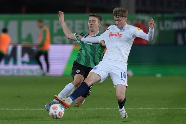 Fußball 2. Bundesliga 11. Spieltag SC Preußen Münster - Holstein Kiel am 31.10.2025 im LVM-Preußenstadion in Münster Jonas Therkelsen ( Kiel ), vorne - Jano ter Horst ( Münster ), hinten DFL regulations prohibit any use of photographs as image sequences and or quasi-video.
