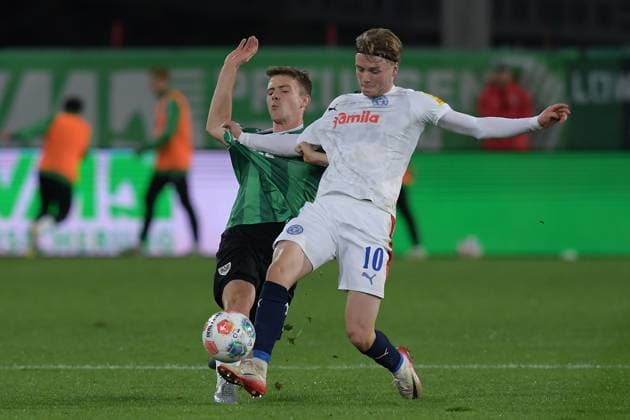 Fußball 2. Bundesliga 11. Spieltag SC Preußen Münster - Holstein Kiel am 31.10.2025 im LVM-Preußenstadion in Münster Jonas Therkelsen ( Kiel ), vorne - Jano ter Horst ( Münster ), hinten DFL regulations prohibit any use of photographs as image sequences and or quasi-video.