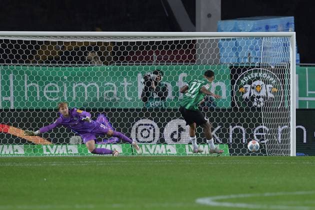 Fußball 2. Bundesliga 11. Spieltag SC Preußen Münster - Holstein Kiel am 31.10.2025 im LVM-Preußenstadion in Münster Oliver Batista Meier ( Münster ) schießt einen Elfmeter zum 1:1 DFL regulations prohibit any use of photographs as image sequences and or quasi-video.
