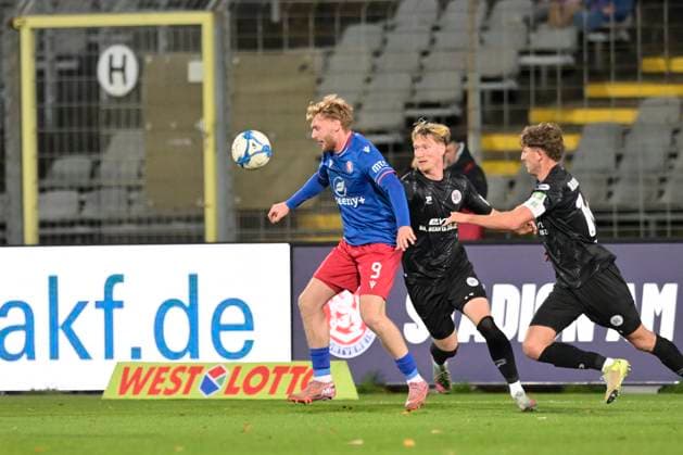 GER, Regionalliga West, Wuppertaler SV - Rot-Weiß Oberhausen 31.10.2025, Wuppertal , Stadion am Zoo, GER, Regionalliga West, Wuppertaler SV - Rot-Weiß Oberhausen DFB- Regionalliga West regulations prohibit any use of photographs as image sequences and or quasi-video im Bild Fritz Kleiner ( Wuppertaler SV 9) am Ball.