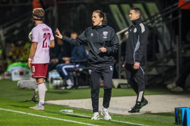 3. Liga: FC Viktoria Köln - FC Ingolstadt 04, 31.10.2025 Sabrina Wittmann (Cheftrainerin FC Ingolstadt 04) gibt Anweisungen an die Mannschaft ; Köln, 31.10.2025, 13. Spieltag der 3. Fußball-Liga, FC Viktoria Köln - FC Ingolstadt 04 im Sportpark Hoehenberg in Köln. Die DFL-Bestimmungen verbieten die Verwendung von Fotografien als Bildsequenzen und oder Quasi-Videos. Copyright: xBEAUTIFULxSPORTS LeahxKohringx