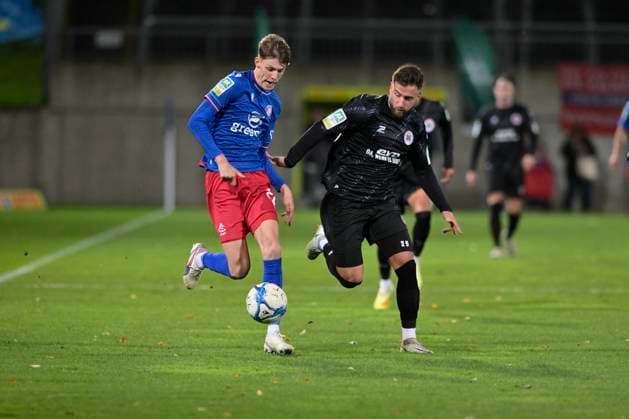 GER, Regionalliga West, Wuppertaler SV - Rot-Weiß Oberhausen 31.10.2025, Wuppertal , Stadion am Zoo, GER, Regionalliga West, Wuppertaler SV - Rot-Weiß Oberhausen DFB- Regionalliga West regulations prohibit any use of photographs as image sequences and or quasi-video im Bild Levin Müller ( Wuppertlaer SV 22 ) gegen Michael Niemeyer ( RW Oberhausen 29 ).