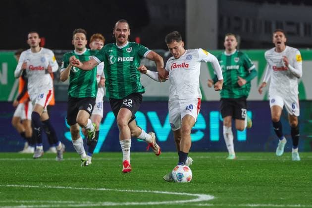 31.10.2025, 2. Bundesliga, 11. Spieltag, Preußen Münster - Holstein Kiel, v. l. Jannis Heuer (Preußen Münster), Adrian Kapralik (Holstein Kiel) Münster Preußen Stadion NRW Deutschland xRHR-FOTO DEx Copyright: RHR-FOTOx RHR-FOTO DE