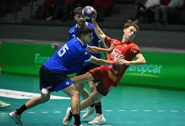 Romania v Kosovo - Men’s U-18 European Handball Championship Qualifiers ANKARA, TURKIYE - OCTOBER 31: Sebastian Gabriel Rimni Ceanu (13) of Romania in action during Men’s U-18 European Handball Championship qualifiers handball match between Romania and Kosovo at Prof. Dr. Yasar Sevim Handball Hall in Ankara, Turkiye on October 31, 2025. Muhammed Abdullah Kurtar Anadolu Ankara Turkey. Editorial use only. Please get in touch for any other usage.  Copyright: x2025xAnadoluxMuhammedxAbdullahxKurtarx