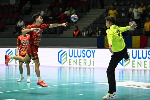 Romania v Kosovo - Men’s U-18 European Handball Championship Qualifiers ANKARA, TURKIYE - OCTOBER 31: Ovidiu Buzu (4) of Romania in action during Men’s U-18 European Handball Championship qualifiers handball match between Romania and Kosovo at Prof. Dr. Yasar Sevim Handball Hall in Ankara, Turkiye on October 31, 2025. Muhammed Abdullah Kurtar Anadolu Ankara Turkey. Editorial use only. Please get in touch for any other usage.  Copyright: x2025xAnadoluxMuhammedxAbdullahxKurtarx