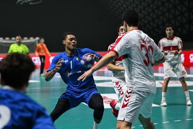 Italy v Turkiye - Men’s U-18 European Handball Championship ANKARA, TURKIYE - OCTOBER 31: Francesco Skuarzon Imhenrion (7) of Italy in action during the Group A of the Men s U-18 European Handball Championship qualifiers handball match between Italy and Turkiye at Yasar Sevim Handball Hall in Ankara, Turkiye on October 31, 2025. Muhammed Abdullah Kurtar Anadolu Ankara Turkey. Editorial use only. Please get in touch for any other usage.  Copyright: x2025xAnadoluxMuhammedxAbdullahxKurtarx