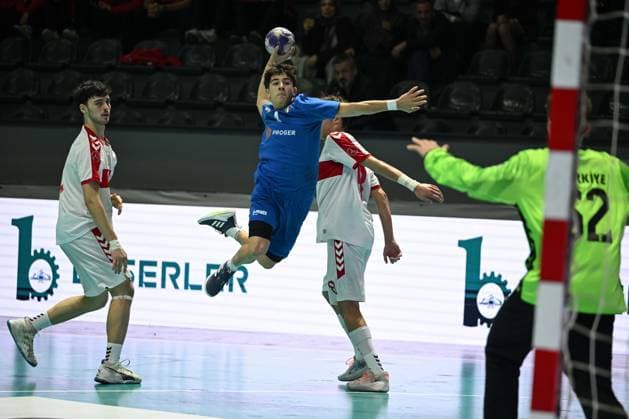 Italy v Turkiye - Men’s U-18 European Handball Championship ANKARA, TURKIYE - OCTOBER 31: Thomas Lorenzini (4) of Italy in action during the Group A of the Men s U-18 European Handball Championship qualifiers handball match between Italy and Turkiye at Yasar Sevim Handball Hall in Ankara, Turkiye on October 31, 2025. Muhammed Abdullah Kurtar Anadolu Ankara Turkey. Editorial use only. Please get in touch for any other usage.  Copyright: x2025xAnadoluxMuhammedxAbdullahxKurtarx