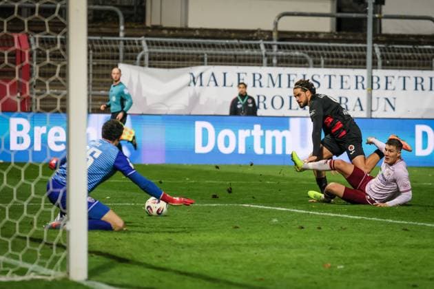 3. Liga: FC Viktoria Köln - FC Ingolstadt 04, 31.10.2025 Lex-Tyger Lobinger (Viktoria Köln, 9) verzweifelt an Kai Eisele (FC Ingolstadt 04, 25) ; Köln, 31.10.2025, 13. Spieltag der 3. Fußball-Liga, FC Viktoria Köln - FC Ingolstadt 04 im Sportpark Hoehenberg in Köln. Die DFL-Bestimmungen verbieten die Verwendung von Fotografien als Bildsequenzen und oder Quasi-Videos. Copyright: xBEAUTIFULxSPORTS LeahxKohringx