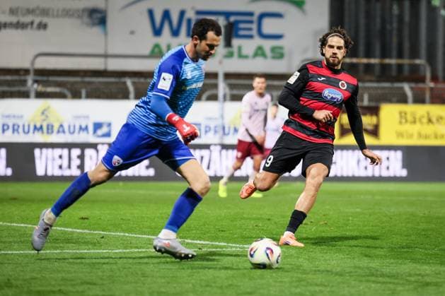 3. Liga: FC Viktoria Köln - FC Ingolstadt 04, 31.10.2025 Lex-Tyger Lobinger (Viktoria Köln, 9) lauert Kai Eisele (FC Ingolstadt 04, 25) auf ; Köln, 31.10.2025, 13. Spieltag der 3. Fußball-Liga, FC Viktoria Köln - FC Ingolstadt 04 im Sportpark Hoehenberg in Köln. Die DFL-Bestimmungen verbieten die Verwendung von Fotografien als Bildsequenzen und oder Quasi-Videos. Copyright: xBEAUTIFULxSPORTS LeahxKohringx