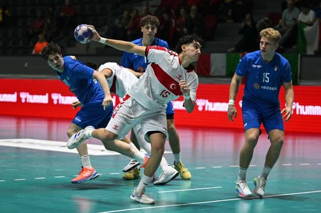 Turkiye v Italy - U18 European Handball Championship Qualification ANKARA, TURKIYE - OCTOBER 31: Atahan Akcam (15) of Turkiye competes during the Men s U18 European Handball Championship Qualification Group A match between Turkiye and Italy at Prof. Dr. Yasar Sevim Handball Hall, on October 31, 2025, in Ankara, Turkiye. Muhammed Abdullah Kurtar Anadolu Ankara Turkey. Editorial use only. Please get in touch for any other usage.  Copyright: x2025xAnadoluxMuhammedxAbdullahxKurtarx