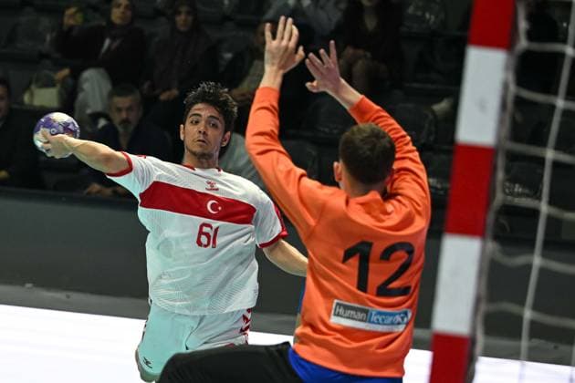 Turkiye v Italy - U18 European Handball Championship Qualification ANKARA, TURKIYE - OCTOBER 31: Yunus Efe Sahin (61) of Turkiye competes during the Men s U18 European Handball Championship Qualification Group A match between Turkiye and Italy at Prof. Dr. Yasar Sevim Handball Hall, on October 31, 2025, in Ankara, Turkiye. Muhammed Abdullah Kurtar Anadolu Ankara Turkey. Editorial use only. Please get in touch for any other usage.  Copyright: x2025xAnadoluxMuhammedxAbdullahxKurtarx