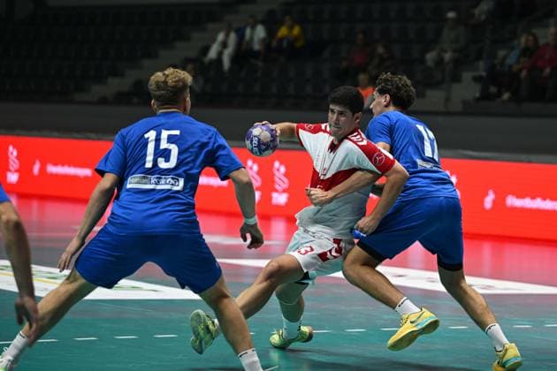 Turkiye v Italy - U18 European Handball Championship Qualification ANKARA, TURKIYE - OCTOBER 31: Batu Karabicak (33) of Turkiye competes during the Men s U18 European Handball Championship Qualification Group A match between Turkiye and Italy at Prof. Dr. Yasar Sevim Handball Hall, on October 31, 2025, in Ankara, Turkiye. Muhammed Abdullah Kurtar Anadolu Ankara Turkey. Editorial use only. Please get in touch for any other usage.  Copyright: x2025xAnadoluxMuhammedxAbdullahxKurtarx