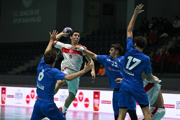 Turkiye v Italy - U18 European Handball Championship Qualification ANKARA, TURKIYE - OCTOBER 31: Ahmet Eymen Tuac (11) of Turkiye competes during the Men s U18 European Handball Championship Qualification Group A match between Turkiye and Italy at Prof. Dr. Yasar Sevim Handball Hall, on October 31, 2025, in Ankara, Turkiye. Muhammed Abdullah Kurtar Anadolu Ankara Turkey. Editorial use only. Please get in touch for any other usage.  Copyright: x2025xAnadoluxMuhammedxAbdullahxKurtarx
