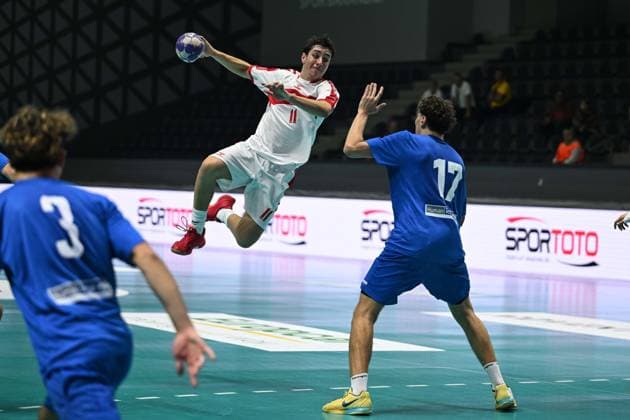 Turkiye v Italy - U18 European Handball Championship Qualification ANKARA, TURKIYE - OCTOBER 31: Ahmet Eymen Tuac (11) of Turkiye competes during the Men s U18 European Handball Championship Qualification Group A match between Turkiye and Italy at Prof. Dr. Yasar Sevim Handball Hall, on October 31, 2025, in Ankara, Turkiye. Muhammed Abdullah Kurtar Anadolu Ankara Turkey. Editorial use only. Please get in touch for any other usage.  Copyright: x2025xAnadoluxMuhammedxAbdullahxKurtarx