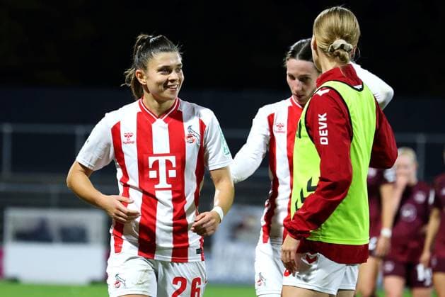 21.09.2025, xsscx, Frauen Fußball, 1. FC Koeln - 1. FC Nuernberg, 1. Fußball Bundesliga, 3. Spieltag, Franz-Kremer-Stadion, Saison 2025 2026: Glueckwuensche der Mitspielerinnen zur Halbzeitpause nach dem Toren zum 3:0 an Torschuetzin Martyna Wiankowska (1. FC Koeln 26) DFB regulations prohibit any use of photographs as image sequences and or quasi-video. Nordrhein-Westfalen Deutschland Nordrhein-Westfalen Germany