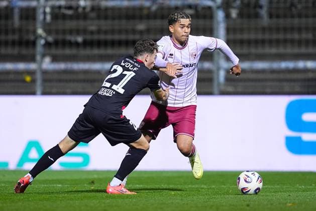 31.10.2025, xydrx, Fußball, 3.Liga, FC Viktoria Köln - FC Ingolstadt 04, Saison 2025 2026, Sportpark Höhenberg: Lucas Wolf (FC Viktoria Köln 21) im Zweikampf gegen Yann Sturm (FC Ingolstadt 7) DFB regulations prohibit any use of photographs as image sequences and or quasi-video. Nordrhein-Westfahlen Deutschland