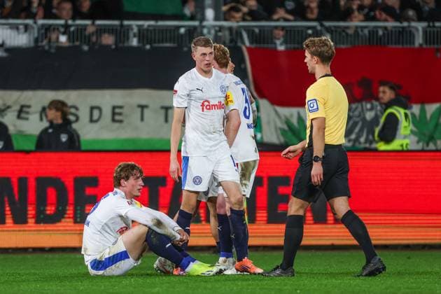31.10.2025, 2. Bundesliga, 11. Spieltag, Preußen Münster - Holstein Kiel, Lasse Rosenboom (Holstein Kiel) ist verletzt. Münster Preußen Stadion NRW Deutschland xRHR-FOTO DEx Copyright: RHR-FOTOx RHR-FOTO DE