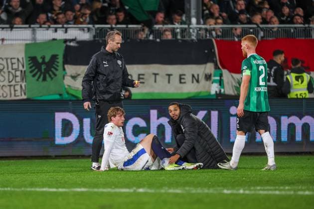31.10.2025, 2. Bundesliga, 11. Spieltag, Preußen Münster - Holstein Kiel, Lasse Rosenboom (Holstein Kiel) ist verletzt. Münster Preußen Stadion NRW Deutschland xRHR-FOTO DEx Copyright: RHR-FOTOx RHR-FOTO DE
