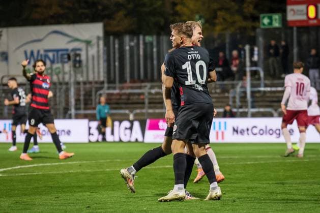 3. Liga: FC Viktoria Köln - FC Ingolstadt 04, 31.10.2025 Jubel über das Tor zum 1:1 durch David Otto (Viktoria Köln, 10) mit Lars Dietz (Viktoria Köln, 2); Köln, 31.10.2025, 13. Spieltag der 3. Fußball-Liga, FC Viktoria Köln - FC Ingolstadt 04 im Sportpark Hoehenberg in Köln. Die DFL-Bestimmungen verbieten die Verwendung von Fotografien als Bildsequenzen und oder Quasi-Videos. Copyright: xBEAUTIFULxSPORTS LeahxKohringx