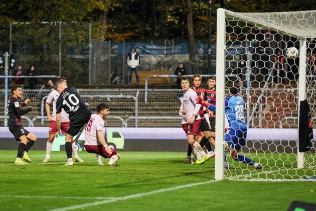 3. Liga: FC Viktoria Köln - FC Ingolstadt 04, 31.10.2025 Das Tor zum 1:1 durch David Otto (Viktoria Köln, 10) ; Köln, 31.10.2025, 13. Spieltag der 3. Fußball-Liga, FC Viktoria Köln - FC Ingolstadt 04 im Sportpark Hoehenberg in Köln. Die DFL-Bestimmungen verbieten die Verwendung von Fotografien als Bildsequenzen und oder Quasi-Videos. Copyright: xBEAUTIFULxSPORTS LeahxKohringx