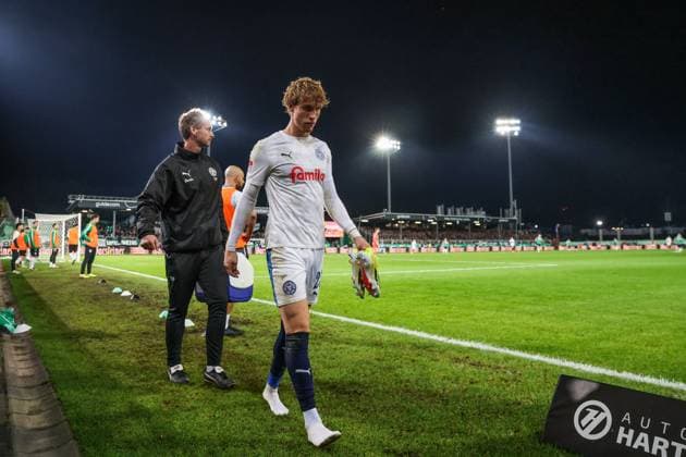 31.10.2025, 2. Bundesliga, 11. Spieltag, Preußen Münster - Holstein Kiel, Lasse Rosenboom (Holstein Kiel) musste verletzt den Platz verlassen. Münster Preußen Stadion NRW Deutschland xRHR-FOTO DEx Copyright: RHR-FOTOx RHR-FOTO DE