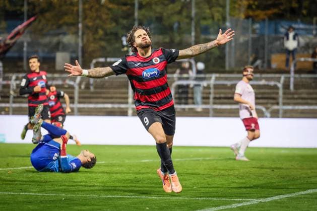 3. Liga: FC Viktoria Köln - FC Ingolstadt 04, 31.10.2025 Jubel zum 2:1 durch Lex-Tyger Lobinger (Viktoria Köln, 9) ; Köln, 31.10.2025, 13. Spieltag der 3. Fußball-Liga, FC Viktoria Köln - FC Ingolstadt 04 im Sportpark Hoehenberg in Köln. Die DFL-Bestimmungen verbieten die Verwendung von Fotografien als Bildsequenzen und oder Quasi-Videos. Copyright: xBEAUTIFULxSPORTS LeahxKohringx