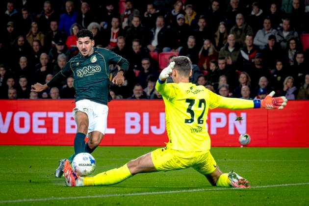 Fortuna Sittard midfielder Dimitrios Limnios, PSV Eindhoven goalkeeper MatÄ?j KovaÅ? during the match PSV Eindhoven vs Fortuna Sittard at the Philips stadium for the Dutch Vriendenloterij Eredivisie season 2025-2026 in EINDHOVEN, Netherlands on 31 oktober 2025, (photo by Marcel van Dorst EYE4images DeFodi Images) Fortuna Sittard midfielder Dimitrios Limnios, PSV Eindhoven goalkeeper MatÄj KovaÅ? during the match PSV Eindhoven vs Fortuna Sittard at the Philips stadium for the Dutch Vriendenloterij Eredivisie season 2025 2026 in EINDHOVEN, Netherlands on 31 oktober 2025, photo by Marcel van Dorst EYE4images DeFodi Images