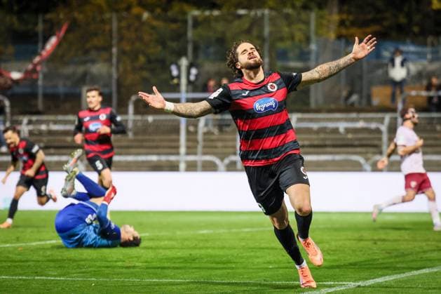 3. Liga: FC Viktoria Köln - FC Ingolstadt 04, 31.10.2025 Jubel zum 2:1 durch Lex-Tyger Lobinger (Viktoria Köln, 9) ; Köln, 31.10.2025, 13. Spieltag der 3. Fußball-Liga, FC Viktoria Köln - FC Ingolstadt 04 im Sportpark Hoehenberg in Köln. Die DFL-Bestimmungen verbieten die Verwendung von Fotografien als Bildsequenzen und oder Quasi-Videos. Copyright: xBEAUTIFULxSPORTS LeahxKohringx
