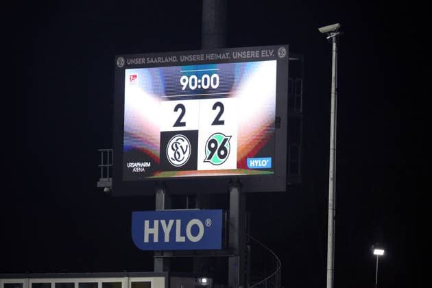 31.10.2025, xmohx, Fussball 2.Bundesliga, SV Elversberg - Hannover 96 v.l. Endergebnis auf der Anzeigetafel (DFL DFB REGULATIONS PROHIBIT ANY USE OF PHOTOGRAPHS as IMAGE SEQUENCES and or QUASI-VIDEO) Elversberg