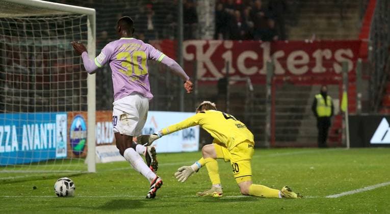 31.10.2025, xfsx, Herren, Fussball, Saison 2025 2026, Regionalliga Bayern, 16. Spieltag: SpVgg Unterhaching - FC Wuerzburger Kickers v.li.: Tarsis Bonga (FC Wuerzburger Kickers) erzielt das Tor zum 0:2, scores the goal 0:2, Erion Avdija (SpVgg Unterhaching) Unterhaching uhlsport PARK Bayern Deutschland